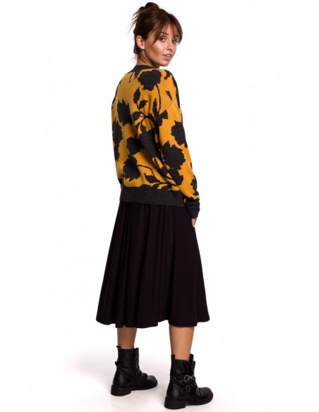 BK056 Floral pattern pullover v-neck sweater - model 3