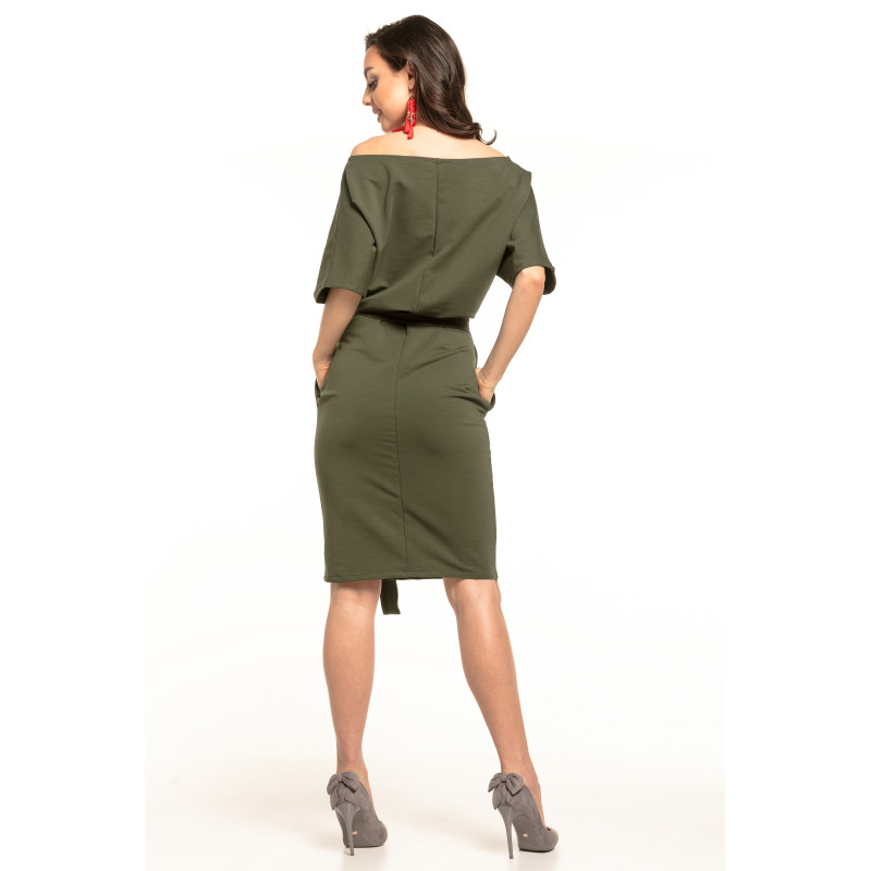 Raudona, stilinga suknelė 2