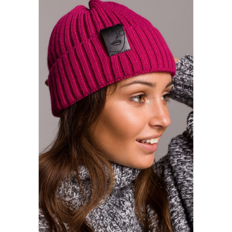 BK059 Ribbed knit beanie with a faux leather badge - raspberry 2