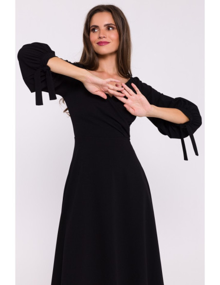 S383 Flared dress with puff sleeves - black