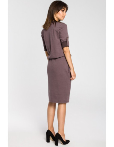 B056 Suknelė su stovinčia apykakle ir klostuota iškirpte... 2