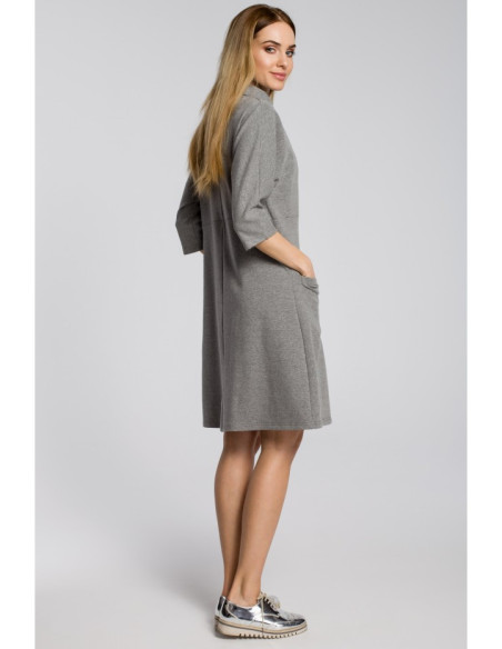 M353 Didelio dydžio suknelė su įstrižomis kišenėmis - pilka
