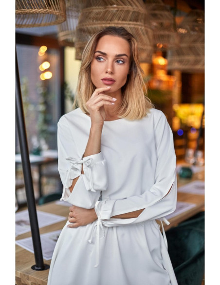 M426 Suknelė ilgomis rankovėmis su atkirptomis rankovėmis - ecru spalvos