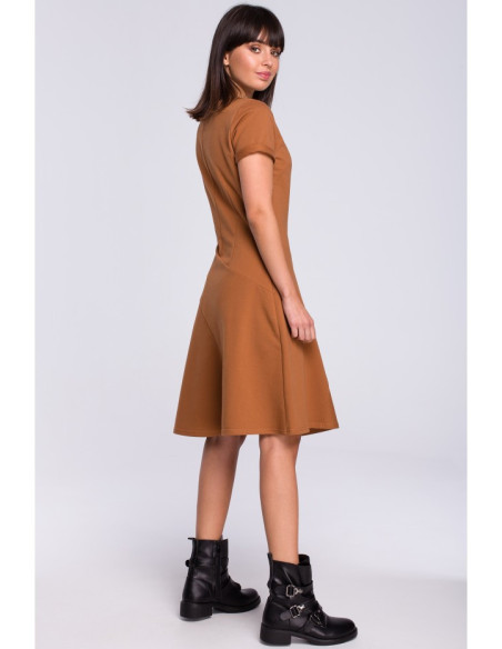 B105 Šiek tiek platėjanti suknelė su godeta - karamelinė