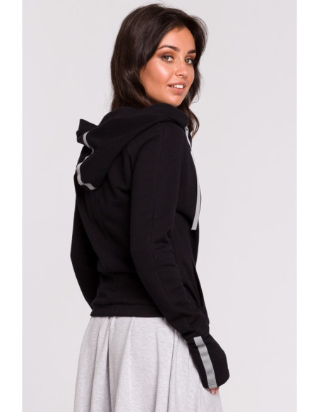 B127 Džemperis su gobtuvu ir perlenkta priekine dalimi - juodas