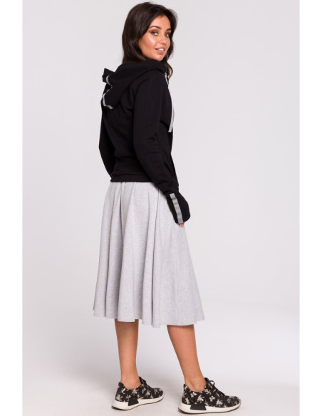 B127 Džemperis su gobtuvu ir perlenkta priekine dalimi - juodas