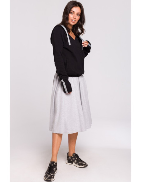 B127 Džemperis su gobtuvu ir perlenkta priekine dalimi - juodas