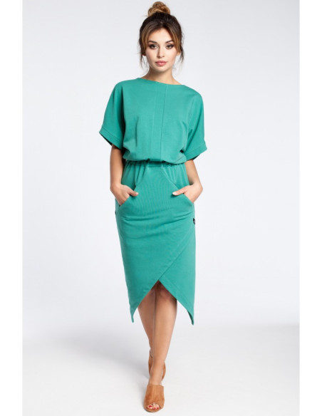 B029 Šiuolaikinė suknelė su skirtuku - žalia
