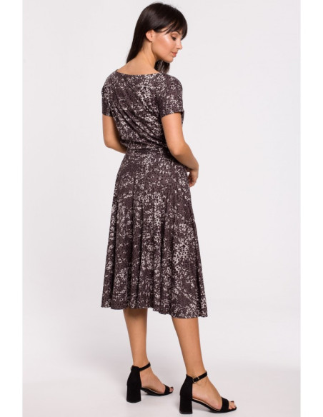 B144 Raštuota platėjanti suknelė su diržu - ruda ir pilka
