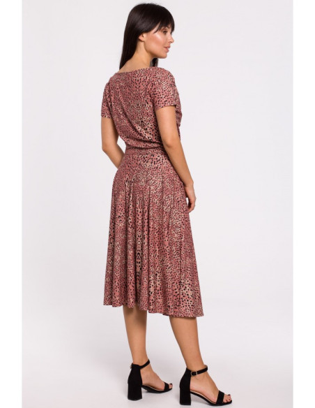 B144 Raštuota platėjanti suknelė su diržu - lašišos spalvos