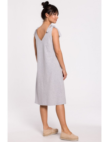 B148 Suknelė su kaklaraiščio dirželiu - pilka