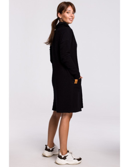 B177 Tiesi suknelė su aukšta apykakle - juoda