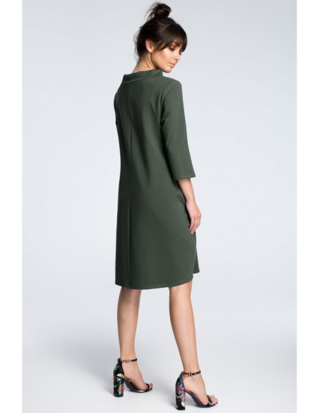 B070 Marškininė suknelė su kaklo raišteliu - kariškai žalia