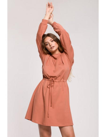 B208 Raudona suknelė su kaklaraiščiu - plytų raudonumo