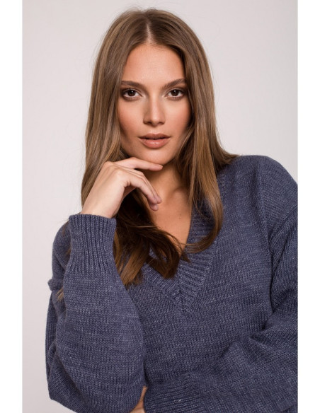 K122 Megztinė suknelė su V formos iškirpte - mėlyna