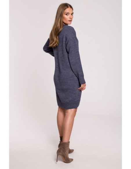 K122 Megztinė suknelė su V formos iškirpte - mėlyna