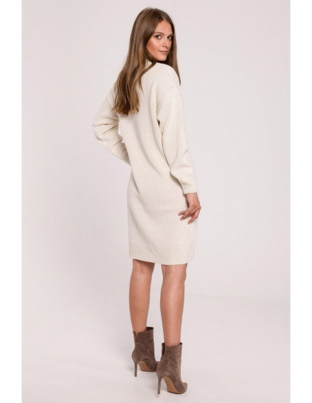 K122 Megztinė suknelė su V formos iškirpte - dramblio kaulo spalvos
