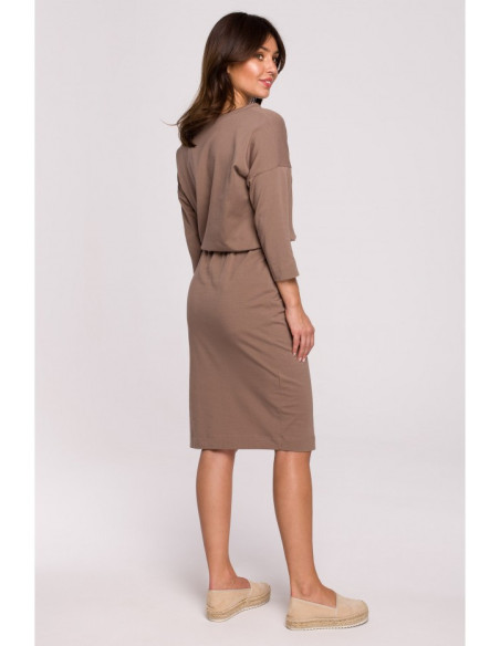 B221 Suknelė su dirželiu ir šoniniu prakirpimu - kakava