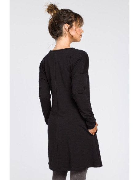 B042 Tunika su iškirpta apačia - juoda
