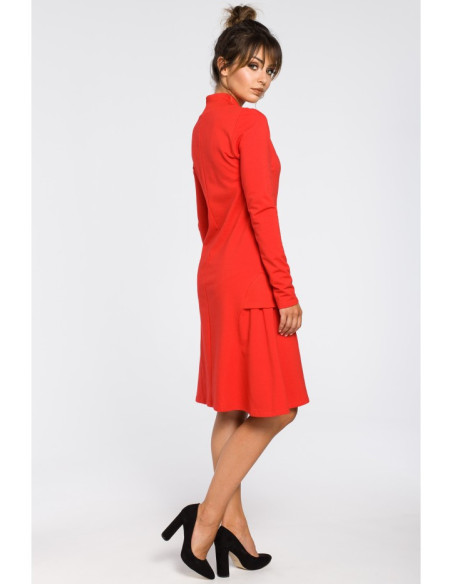 B044 Suknelė su pleištais ir briaunuotais intarpais - raudona