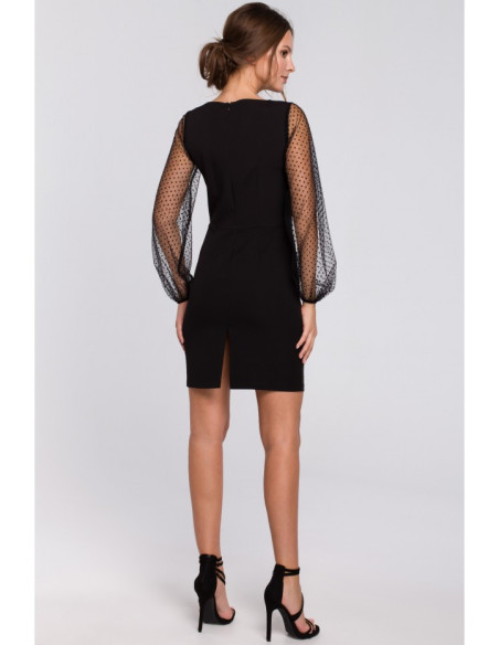 K032 Juodos spalvos suknelė su žirnių rankovėmis