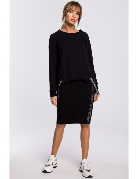 M494 Juodas sijonas su prakirpimu ir apvadais