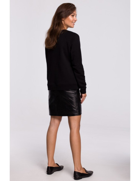 B167 Stilingas margintas megztinis - juodas