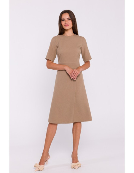 S373 Suknelė su trapecijos formos apačia ir perlenkimu - smėlio spalvos