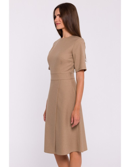S373 Suknelė su trapecijos formos apačia ir perlenkimu - smėlio spalvos