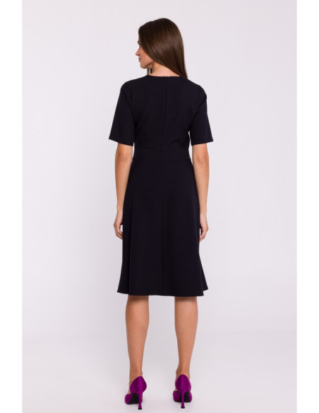 S373 Suknelė su trapecijos formos apačia ir perlenkimu - juoda