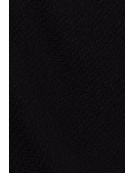 M818 Juostuota mini suknelė atvirais pečiais - juoda