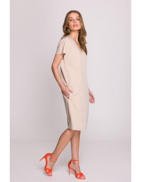 S392 Laisvai krentanti suknelė su V formos iškirpte - smėlio spalvos