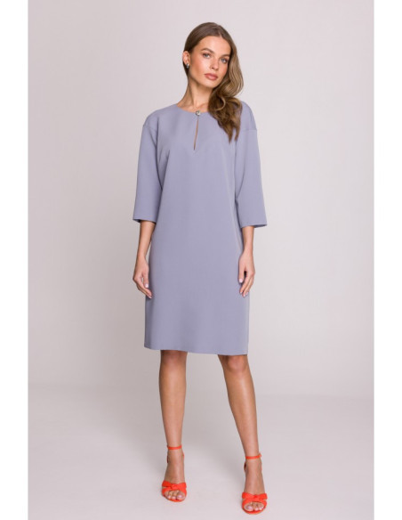 S394 Laisvo kirpimo suknelė su iškirpte - balandis