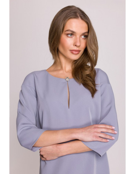 S394 Laisvo kirpimo suknelė su iškirpte - balandis