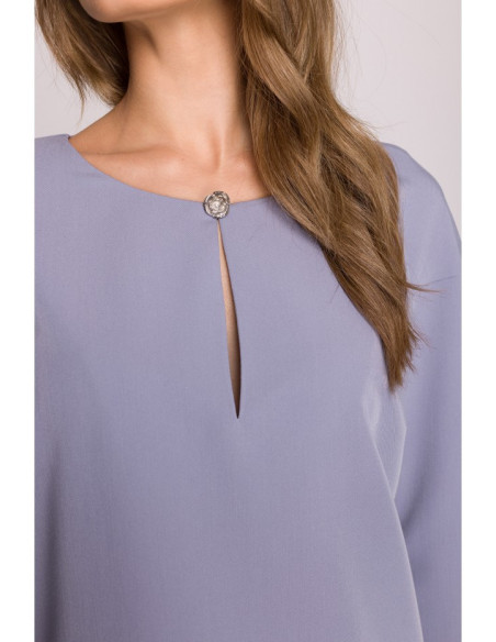 S394 Laisvo kirpimo suknelė su iškirpte - balandis