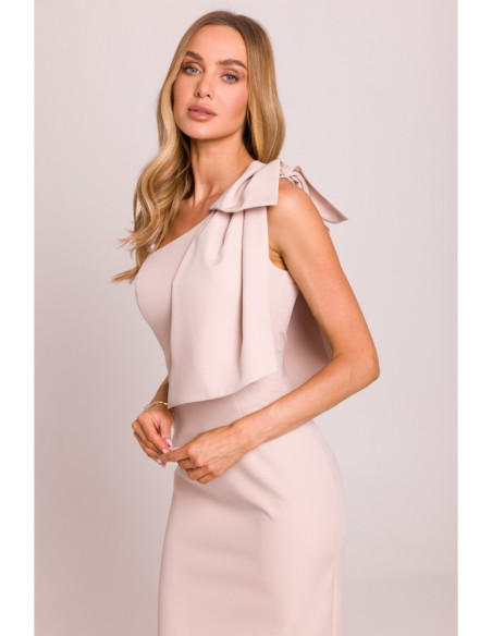 M847 Suknelė ant vieno peties su dekoratyviniu lankeliu - šviesiai smėlio spalvos