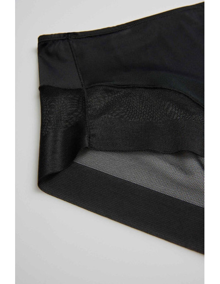 Ysabel Mora kelnaitės