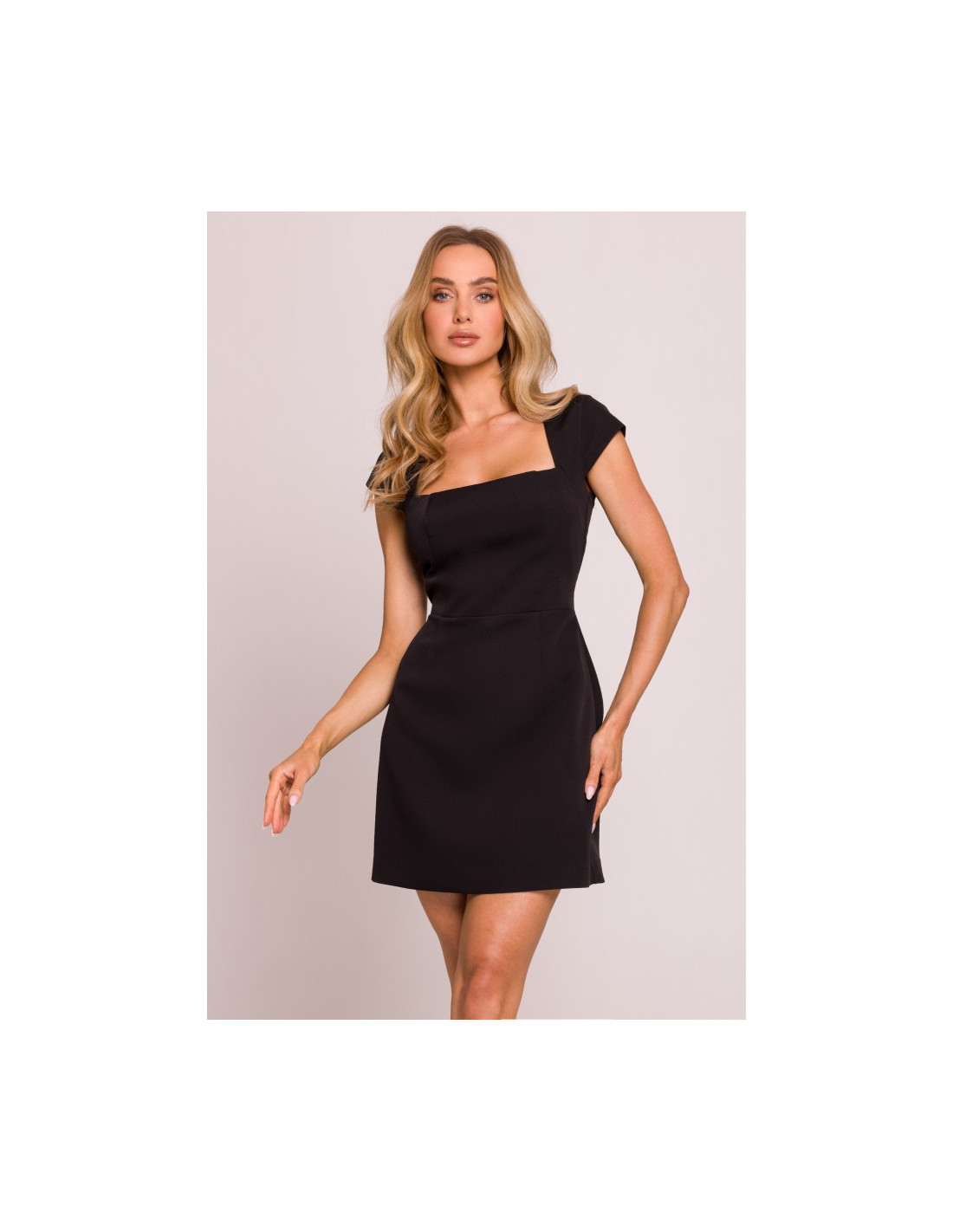 M846 Mini suknelė su gilia iškirpte - juoda