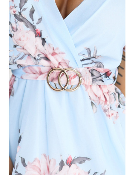 468-3 PATRIZIA suknelė su voko formos iškirpte, diržu ir trumpomis rankovėmis - šviesiai mėlyna su rožėmis   468-3 PATRIZIA suknelė su voko formos iškirpte, diržu ir trumpomis rankovėmis - šviesiai mėlyna su rožėmis