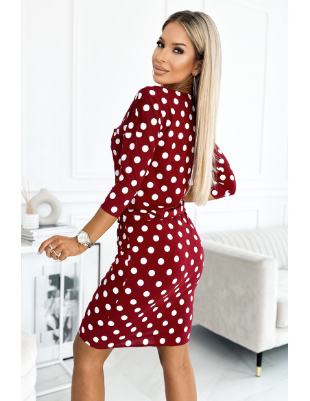 13-164 Sportinė suknelė su raišteliu ir kišenėmis - bordo spalvos + taškeliai   13-164 Sportinė suknelė su raišteliu ir kišenėmis - bordo spalvos + taškeliai
