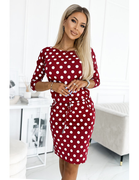 13-164 Sportinė suknelė su raišteliu ir kišenėmis - bordo spalvos + taškeliai   13-164 Sportinė suknelė su raišteliu ir kišenėmis - bordo spalvos + taškeliai