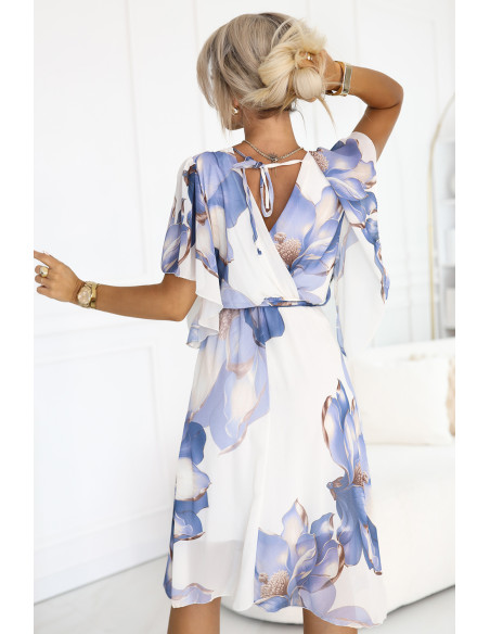  602-1 Romantiška suknelė su voko formos iškirpte ir lengvomis rankovėmis - mėlynos gėlės baltame fone 