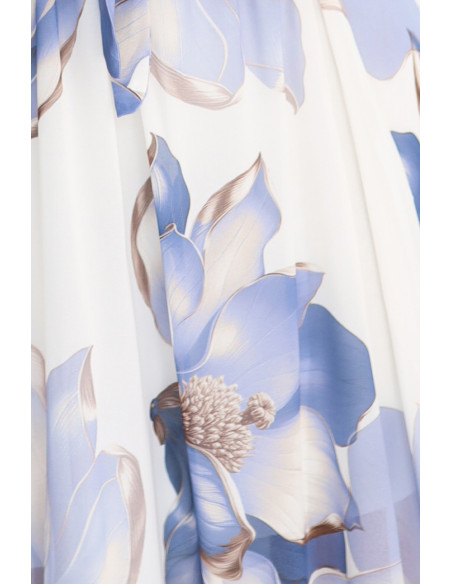  602-1 Romantiška suknelė su voko formos iškirpte ir lengvomis rankovėmis - mėlynos gėlės baltame fone 