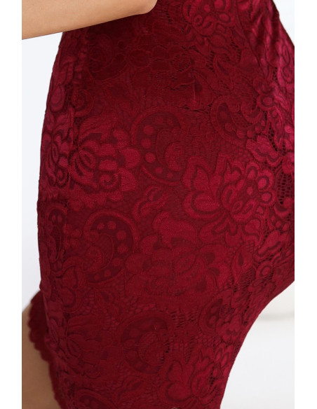  316-12 Nėriniuota prigludusi suknelė trumpomis rankovėmis ir iškirpte - bordo spalvos 