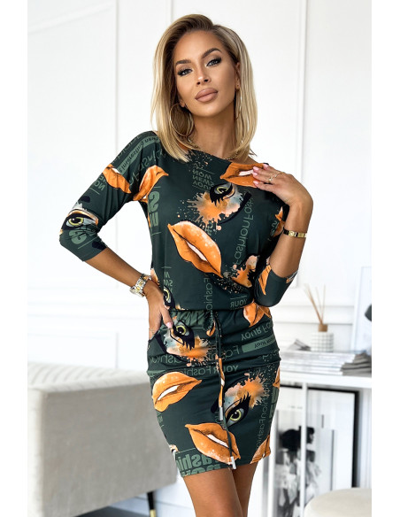 13-165 Sportinė suknelė su kišenėmis - žalia su oranžinėmis lūpomis   13-165 Sportinė suknelė su kišenėmis - žalia su oranžinėmis lūpomis