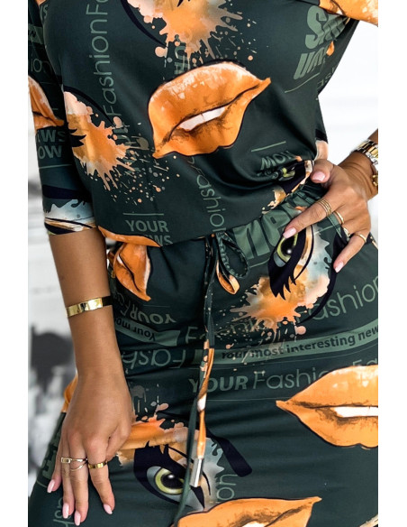 13-165 Sportinė suknelė su kišenėmis - žalia su oranžinėmis lūpomis   13-165 Sportinė suknelė su kišenėmis - žalia su oranžinėmis lūpomis