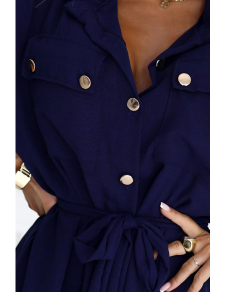 531-6 Midi marškinių suknelė su auksinėmis sagomis ir kaklaraiščiu - tamsiai mėlyna   531-6 Midi marškinių suknelė su auksinėmis sagomis ir kaklaraiščiu - tamsiai mėlyna