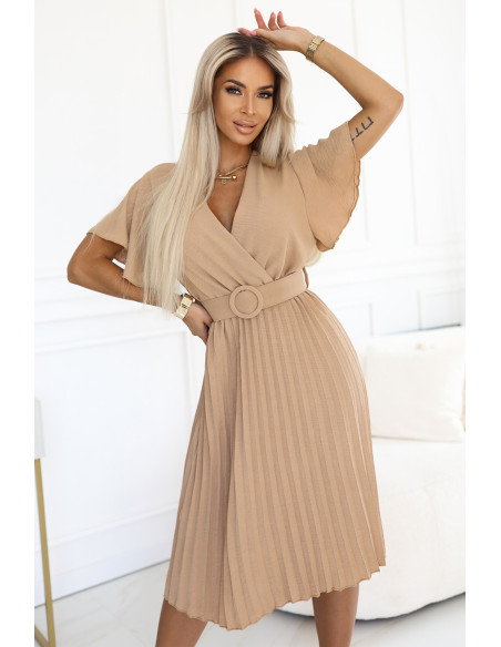 607-2 LYRA plisuota midi suknelė su voko formos iškirpte ir plačiu diržu - karamelė   607-2 LYRA plisuota midi suknelė su voko formos iškirpte ir plačiu diržu - karamelė