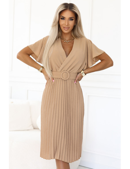 607-2 LYRA plisuota midi suknelė su voko formos iškirpte ir plačiu diržu - karamelė   607-2 LYRA plisuota midi suknelė su voko formos iškirpte ir plačiu diržu - karamelė