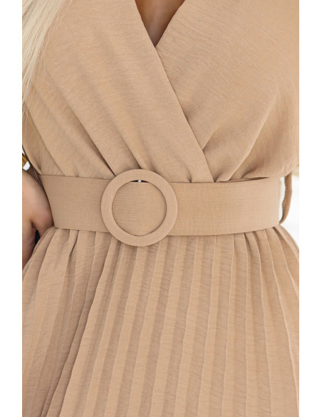 607-2 LYRA plisuota midi suknelė su voko formos iškirpte ir plačiu diržu - karamelė   607-2 LYRA plisuota midi suknelė su voko formos iškirpte ir plačiu diržu - karamelė